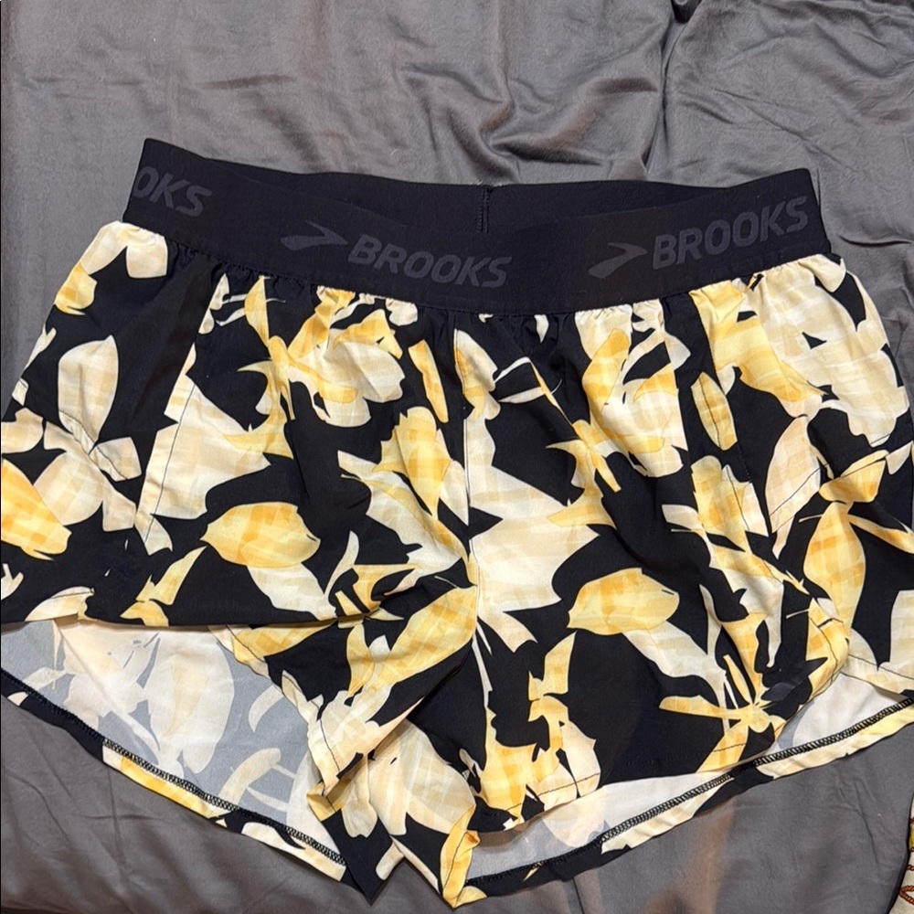 Brooks Women's Black and Yellow Shorts